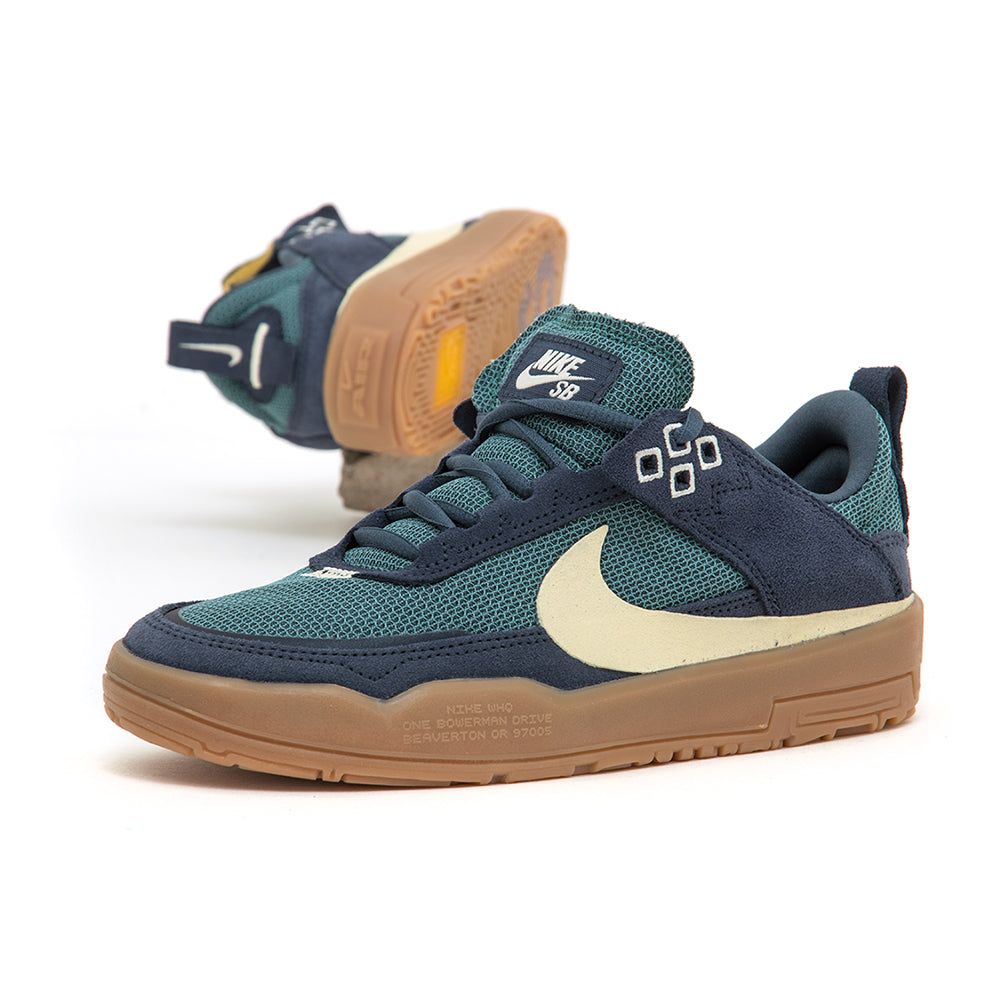 nike sb adversary trainers in cream and blue